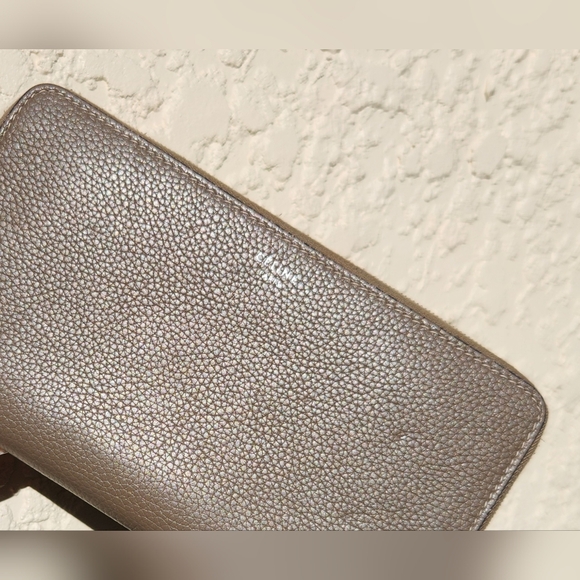 Celine Wallet in EUC...look at that crispy yellow interior! Gorgeous! $1,200 new - Picture 4 of 16